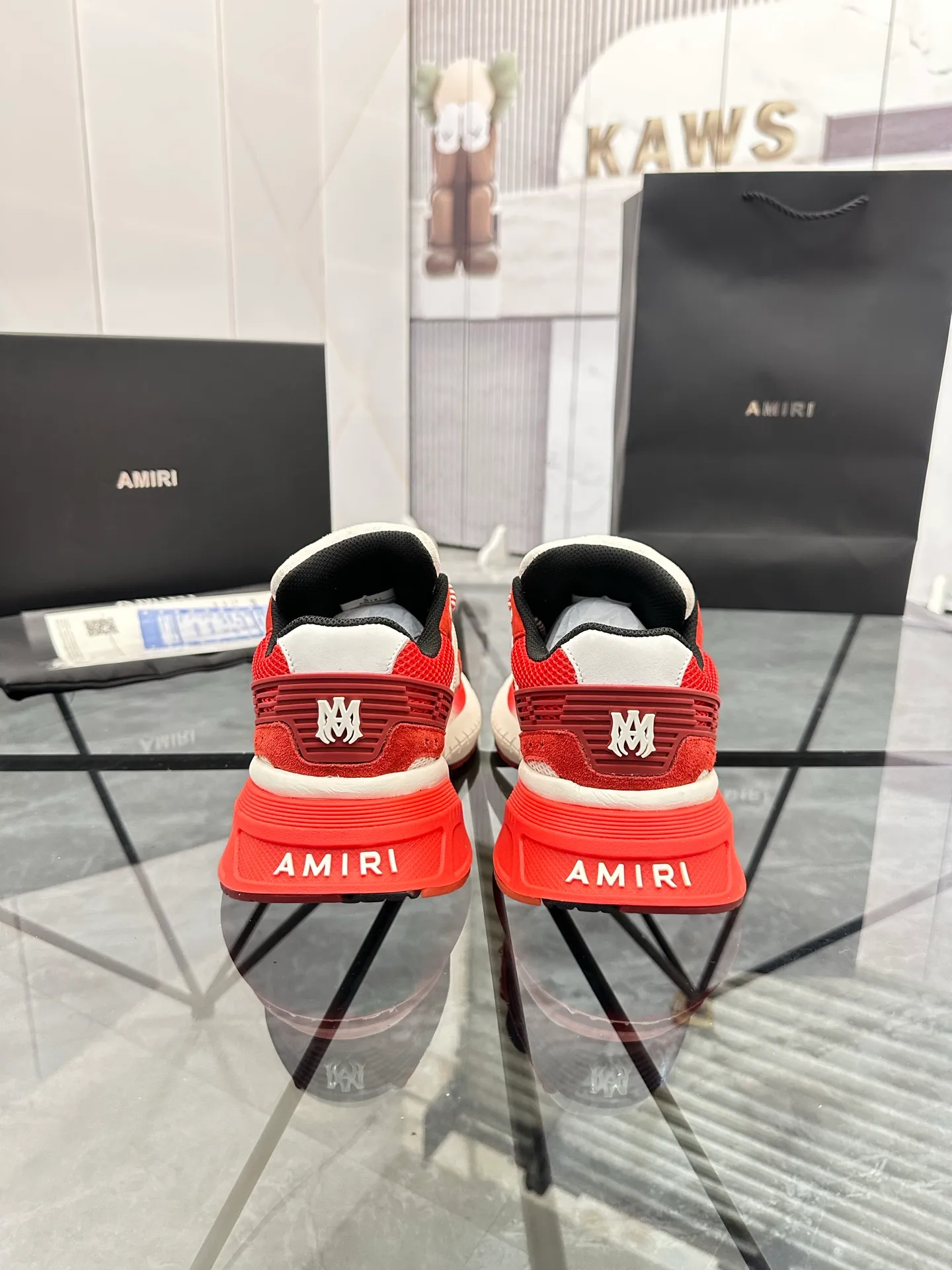 Men's shoes: 💰P720¥ Guangzhou top quality Product trademark: AMIRI* "Amir*" low-top casual shoes Regular size: 39-44 (can be customized to 45) Product materials: upper imported first-layer cowhide stitching original material, breathable lining, original outsole. Number: 525